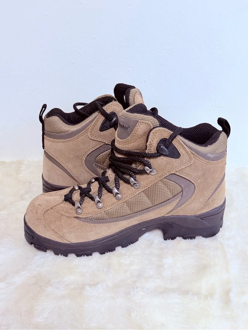 Columbia Men's Brown Suede Hiking Boots with Black Soles size 7